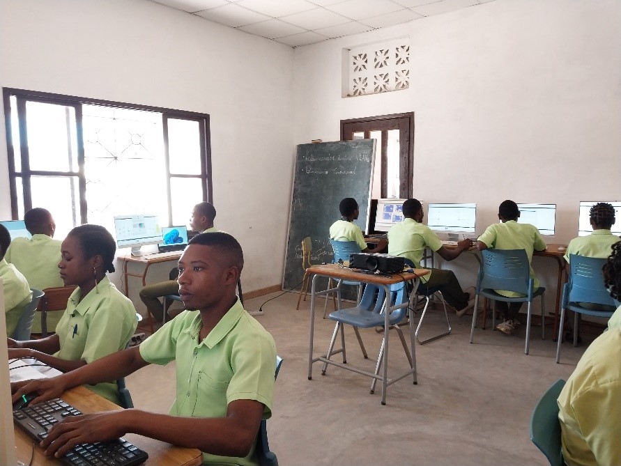 Miles de estudiantes y profesores mozambiqueños se forman en competencias digitales gracias a la AECID
