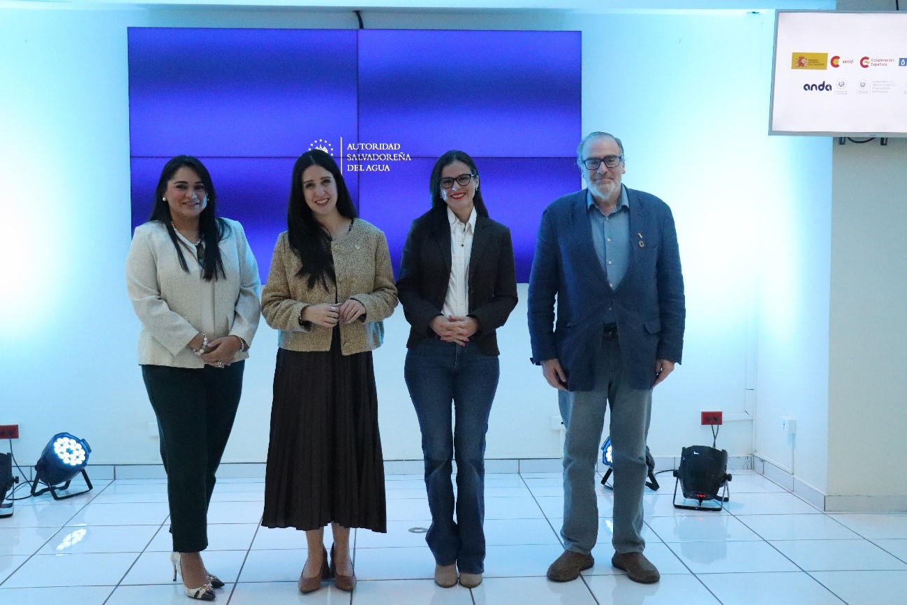 De izqda. a dcha.: la presidenta de la Autoridad Salvadoreña del Agua, la viceministra de ...