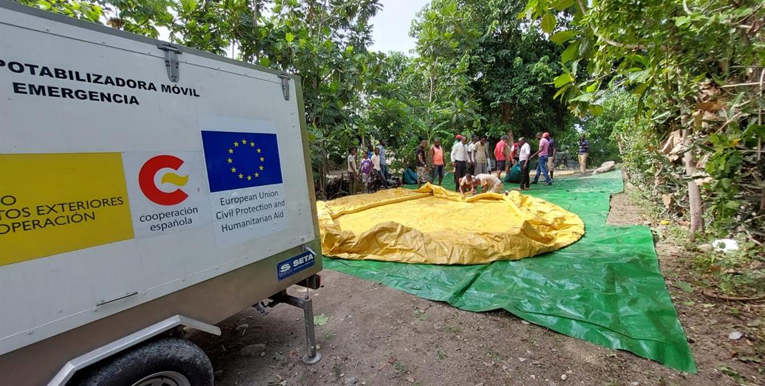 Una vez potabilizado, el agua se distribuye a las poblaciones cercanas a través de camiones cisterna