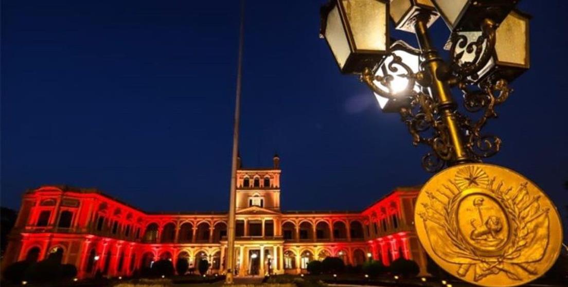 Palacio de la Gobernación de Asunción (Paraguay) iluminado con la bandera español en señal de solidaridad, el pasado 25 de marzo